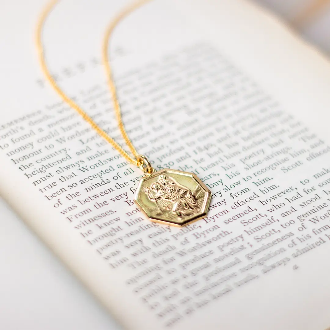 Men's Engravable St Christopher Necklace 9ct Gold - Image 4