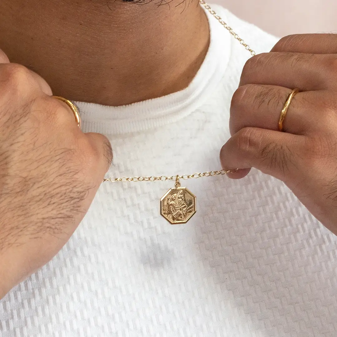 Men's Engravable St Christopher Necklace 9ct Gold - Image 6