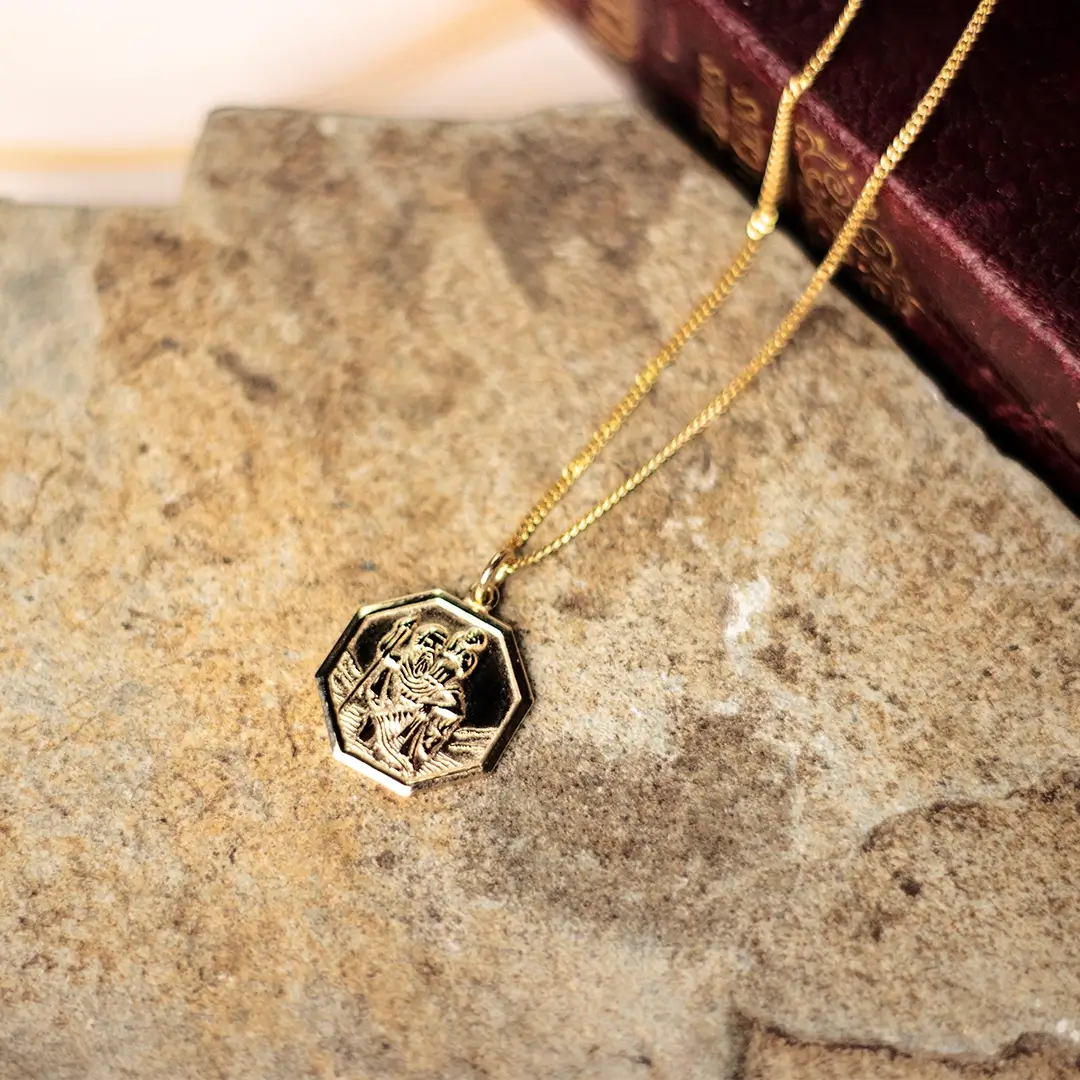 Men's Engravable St Christopher Necklace 9ct Gold - Image 8